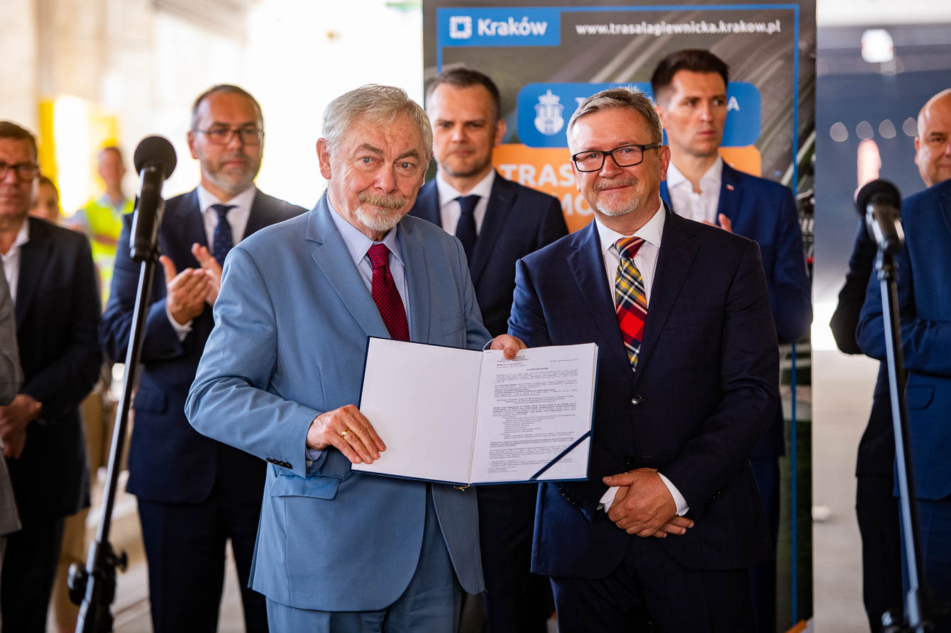 Mariusz Piątkowski z ówczesnym prezydentem Krakowa Jackiem Majchrowskim na otwarciu Trasy Łagiewnickiej 