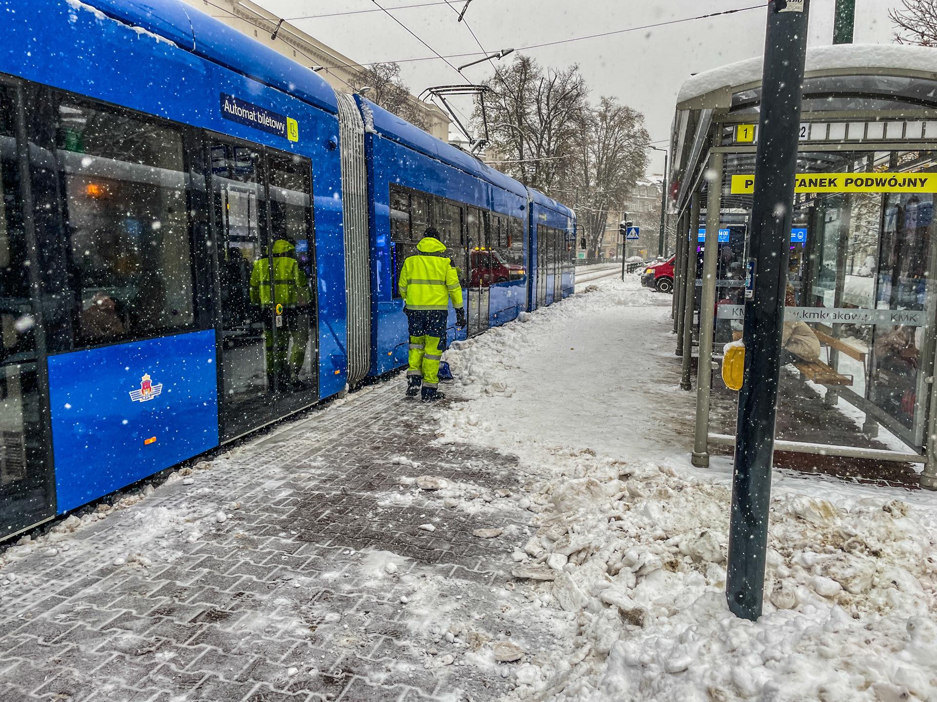 Nieciekawa sytuacja na przystankach tramwajowych. Służby ręcznie usuwają zalegający śnieg z peronów przystankowych 