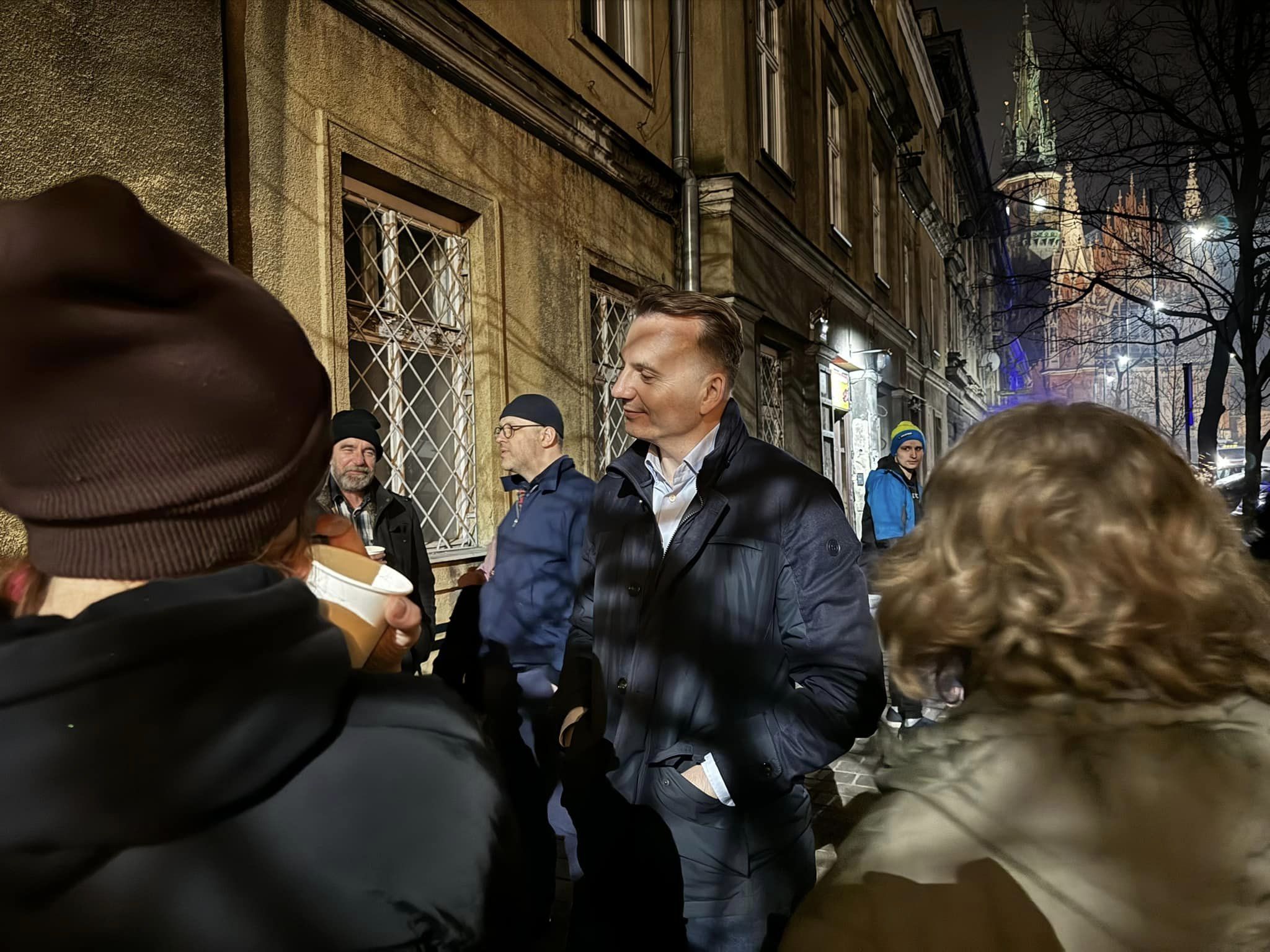 Kandydat na prezydenta Krakowa przed urzędem miasta | fot. KdM