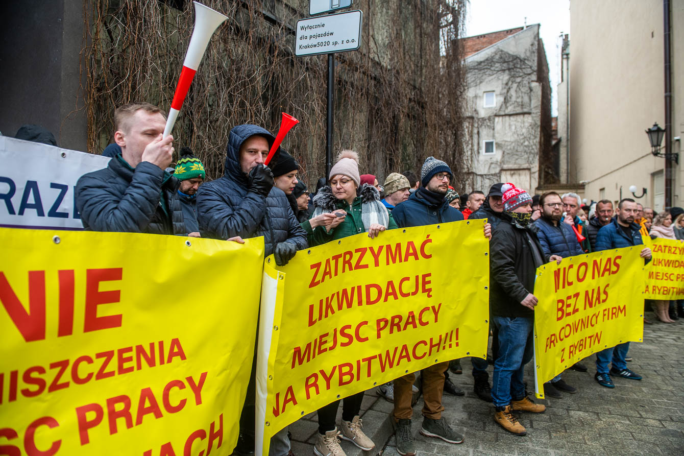 Protest przedsiębiorców i pracowników przed magistratem | fot. Krzysztof Kalinowski/LoveKraków.pl 