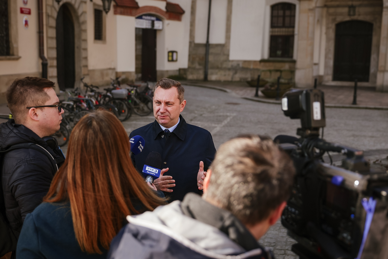 Rafał Komarewicz w trakcie poniedziałkowej konferencji wyborczej | fot. Filip Radwański/mat. prasowe