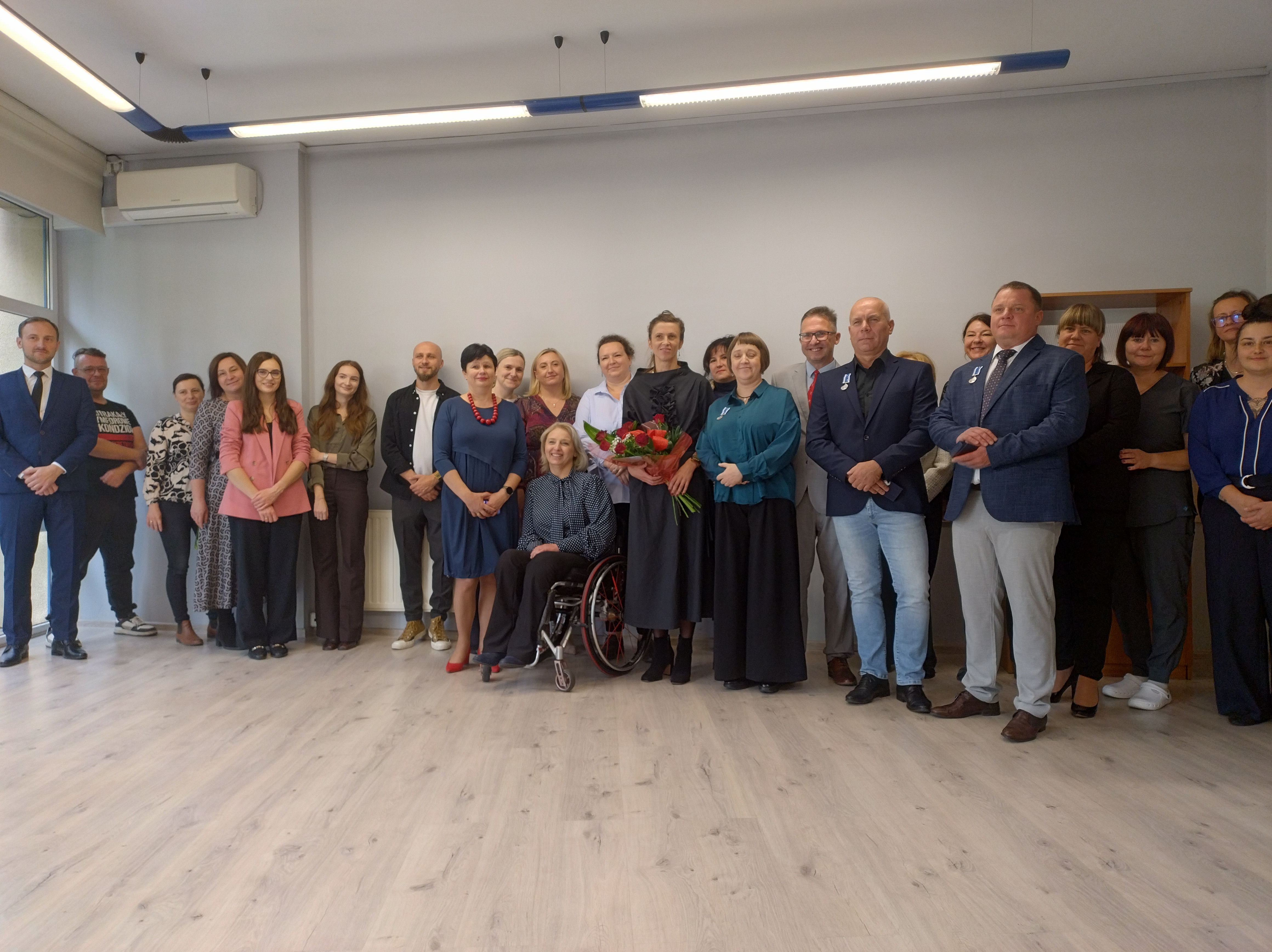 Pamiątkowe zdjęcie zespołu Miejskiego Centrum Profilaktyki Uzależnień