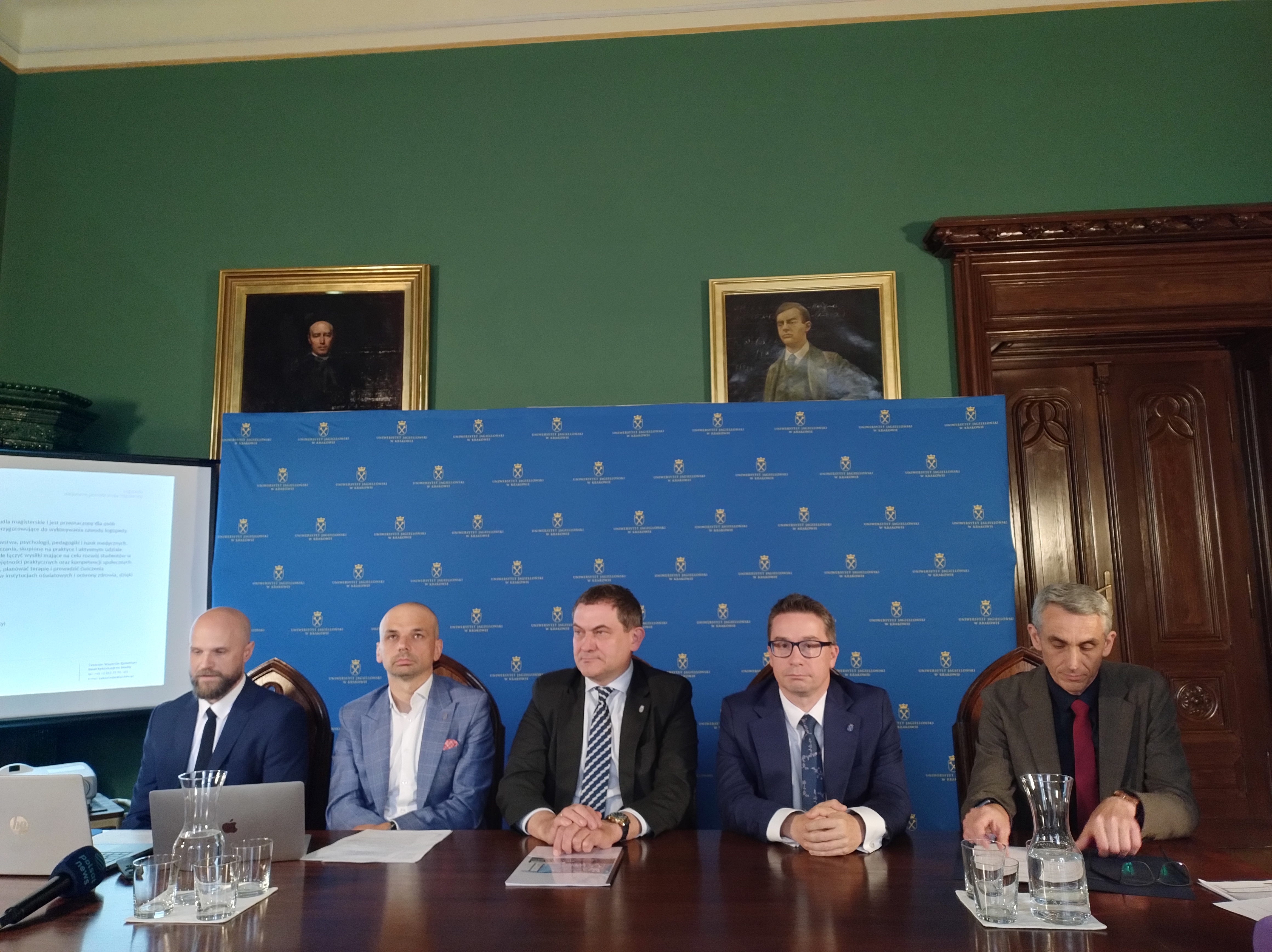 Rektor UJ (w środku): Doskonalimy nieustannie naszą ofertę dydaktyczną