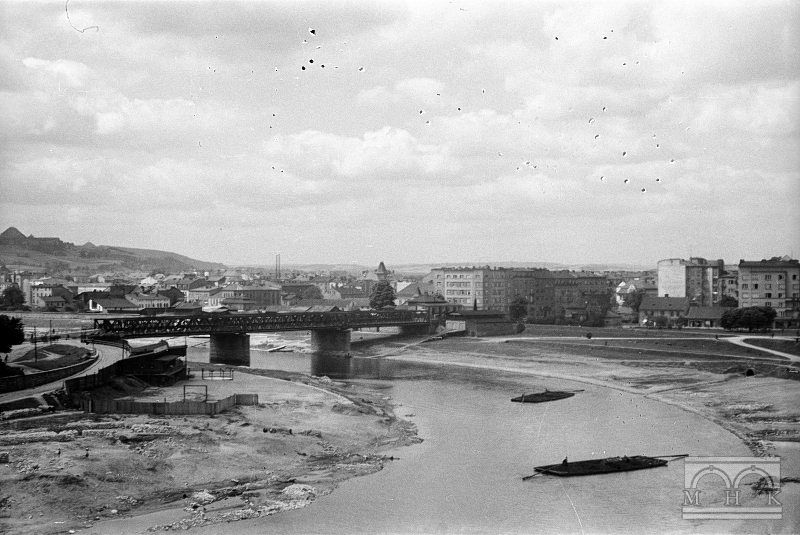 Most o konstrukcji kratowej, wybudowany w latach 1887-1888, wysadzony przez Niemców w 1945 r. | Zbiory Muzeum Historycznego Miasta Krakowa 