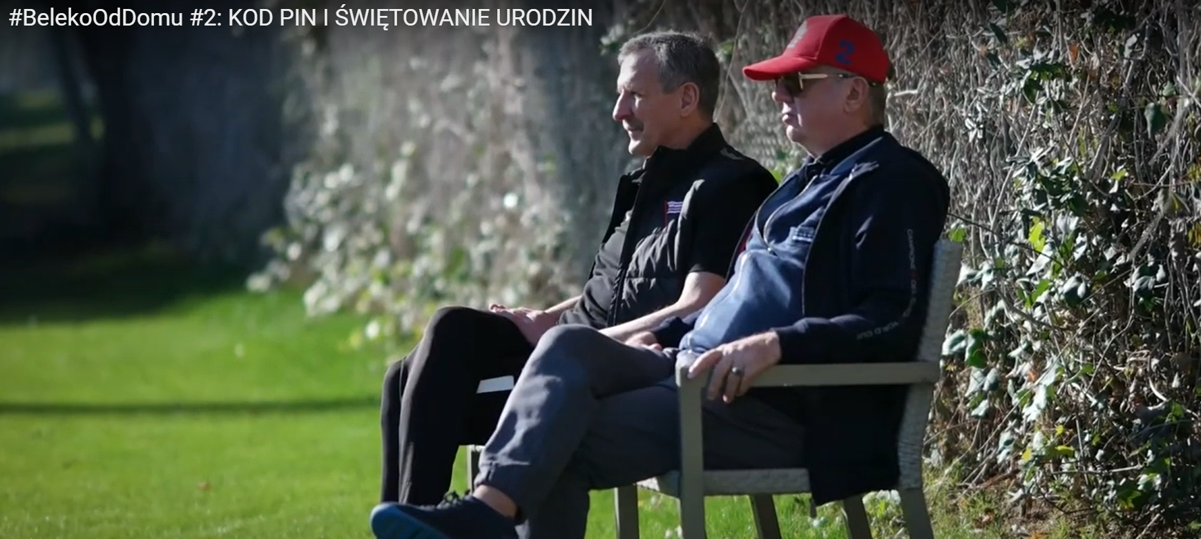 Stefan Majewski (l) i Janusz Filipiak (p) przyglądają się treningowi Cracovii w Turcji. Fot. zrzut ekranu z YouTube