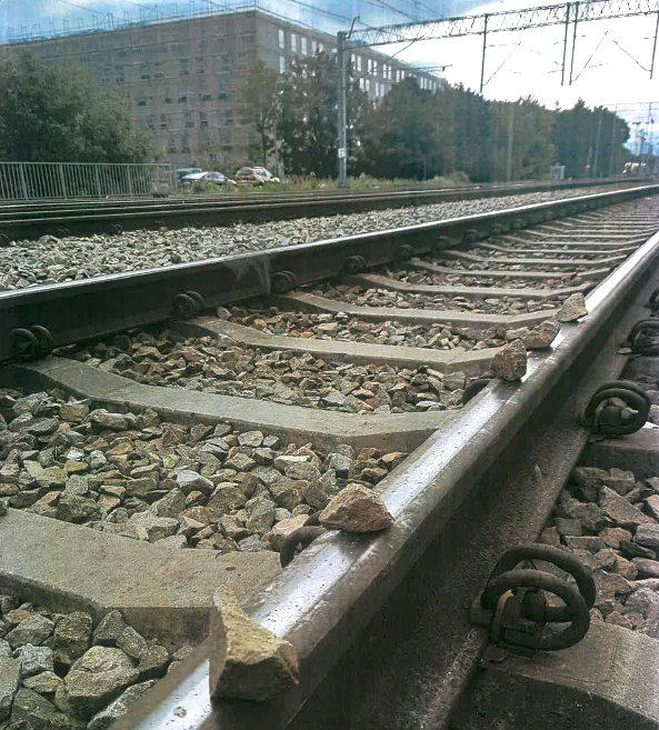 Chłopcy w wieku 13 lat układali kamienie na torach, co mogło doprowadzić nawet do wykolejenia pociągu | fot. SOK